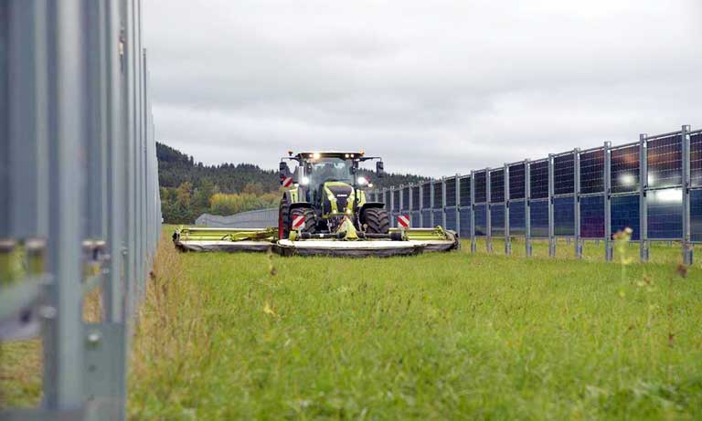 Mahd mit Traktor im Next2Sun AgriPV Solarpark Donaueschingen