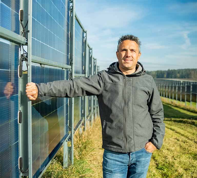 Geschäftsführer Next2Sun Heiko Hildebrandt in einem Solarpark