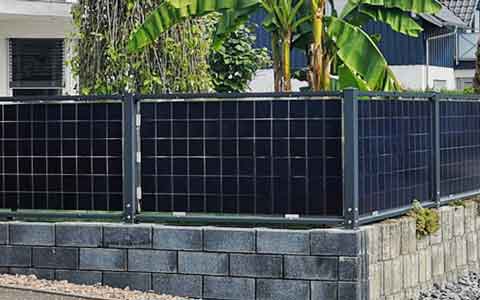 Premium Solarzaun auf Mauer