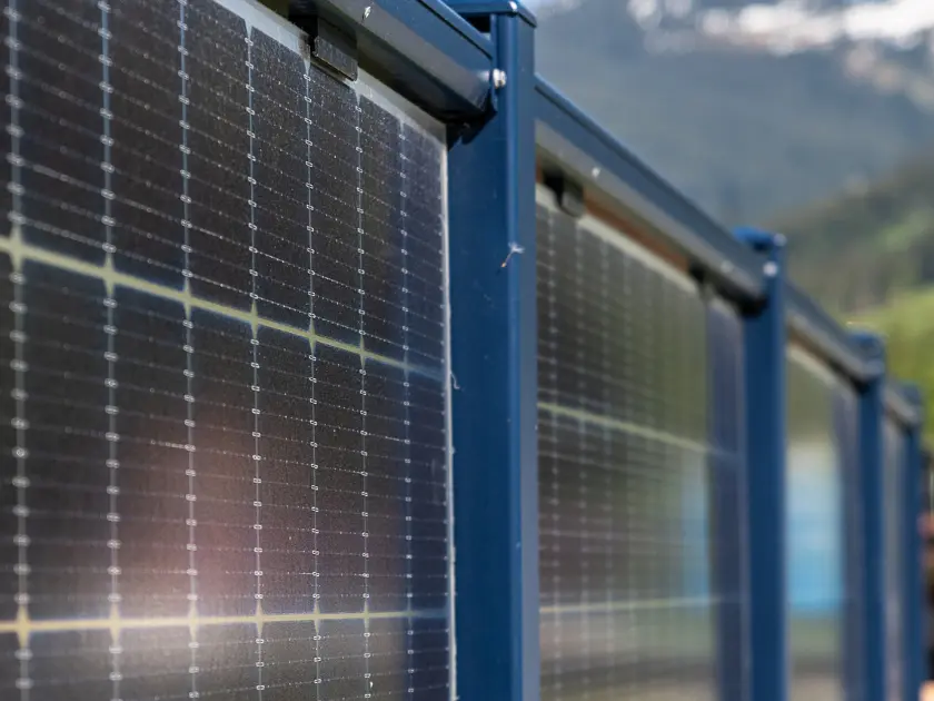 Fence2Sun 115 Zaunkraftwerk Nahnaufnahme Ständer und Modul